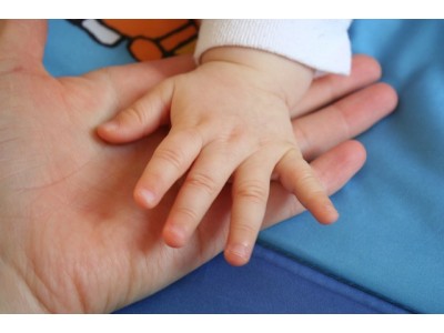 Как да стимулирате сетивата на бебето: докосването