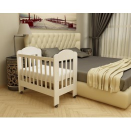 Бяло бебешко легло с две четири решетки и колелца Мини