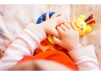 Как да помогнете за развитието на сетивата на бебето чрез игра