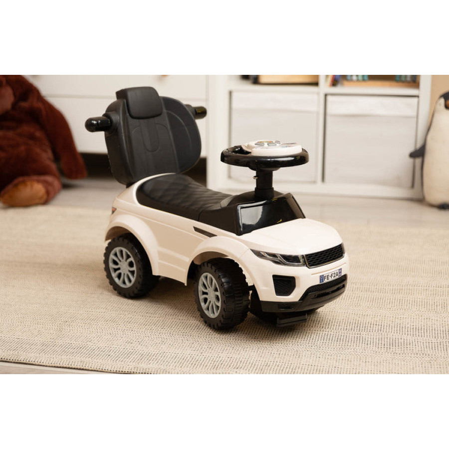 Спортна кола Бяла