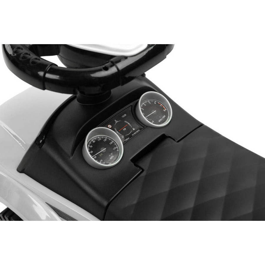 Спортна кола Бяла